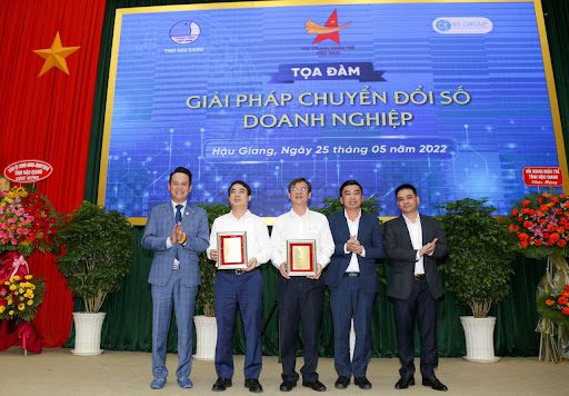 Trung ương Hội Doanh nhân trẻ Việt Nam trao quà lưu niệm cho lãnh đạo tỉnh Hậu Giang.