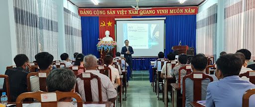 Anh Lê Nguyễn Hồng Phương trình bày trong hội thảo